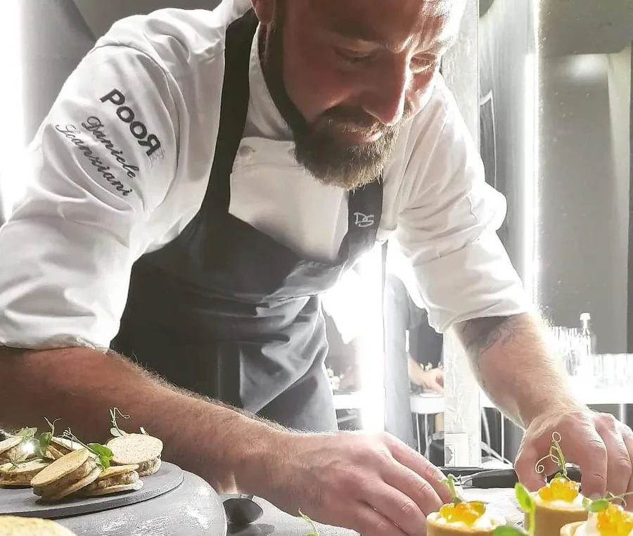 Lo chef Daniele Scanziani al lavoro