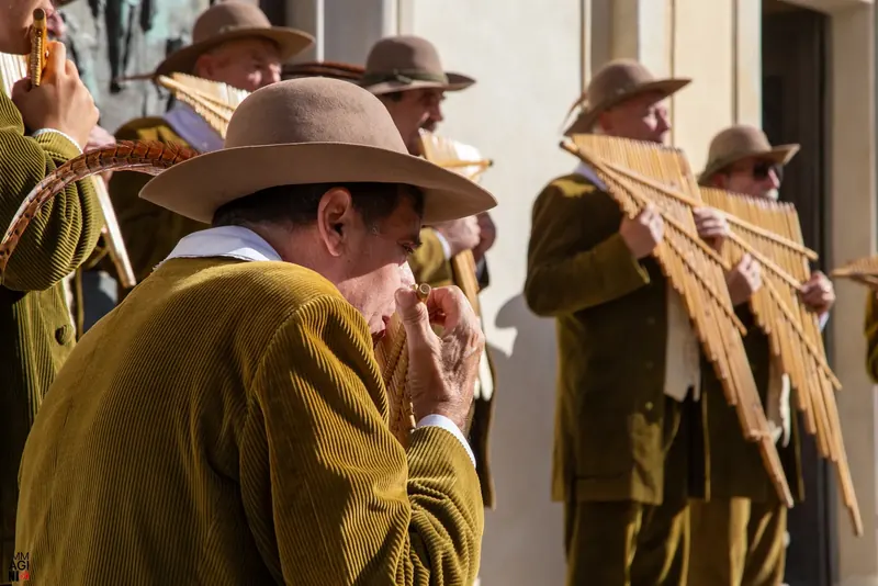 Suonatori di flauto di Pan in costume