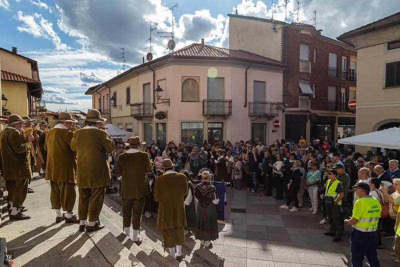Il gruppo folkloristico davanti alla folla in piazza