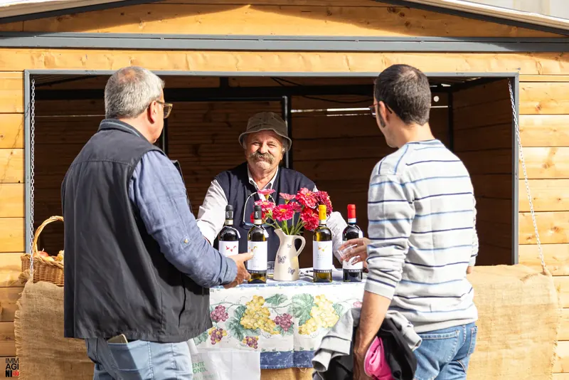 Una casetta in legno con i prodotti di un'azienda agricola