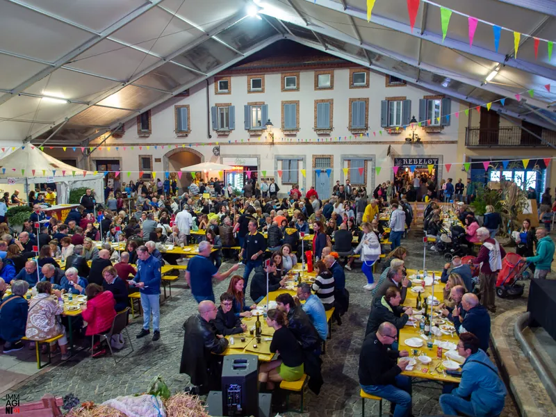 Le lunghe tavolate del ristorante della sagra