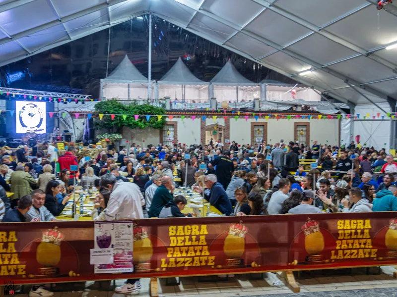 Il tendone del ristorante gremito durante la sagra