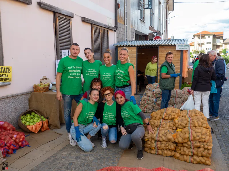 I volontari della sagra in maglietta verde accanto ai sacchi di patate